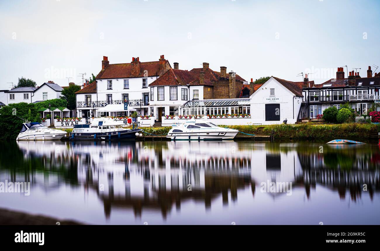 Ein düsterer Blick am frühen Morgen auf das berühmte Swan Hotel in Staines, Surrey, Großbritannien Stockfoto