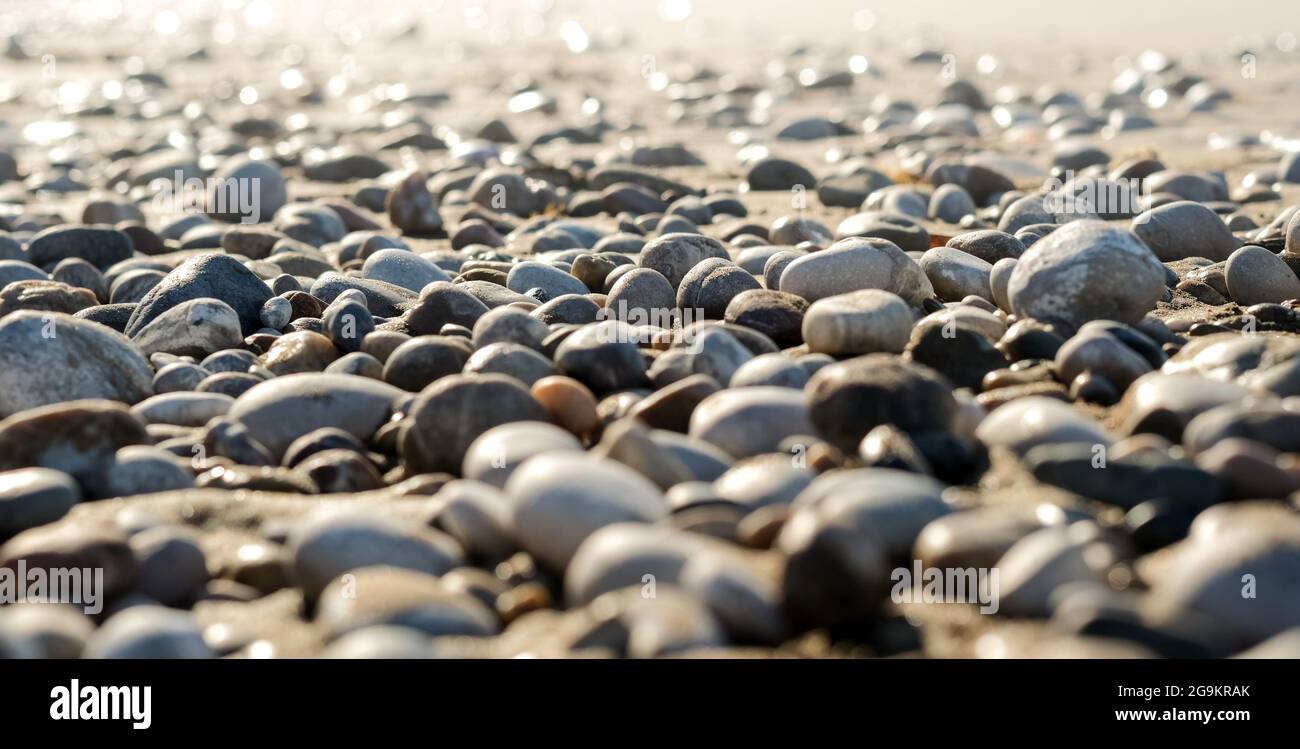 Eine Nahaufnahme der glatten polierten bunten Steine, die am Strand an Land gewaschen wurden. Hochwertige Fotos Stockfoto