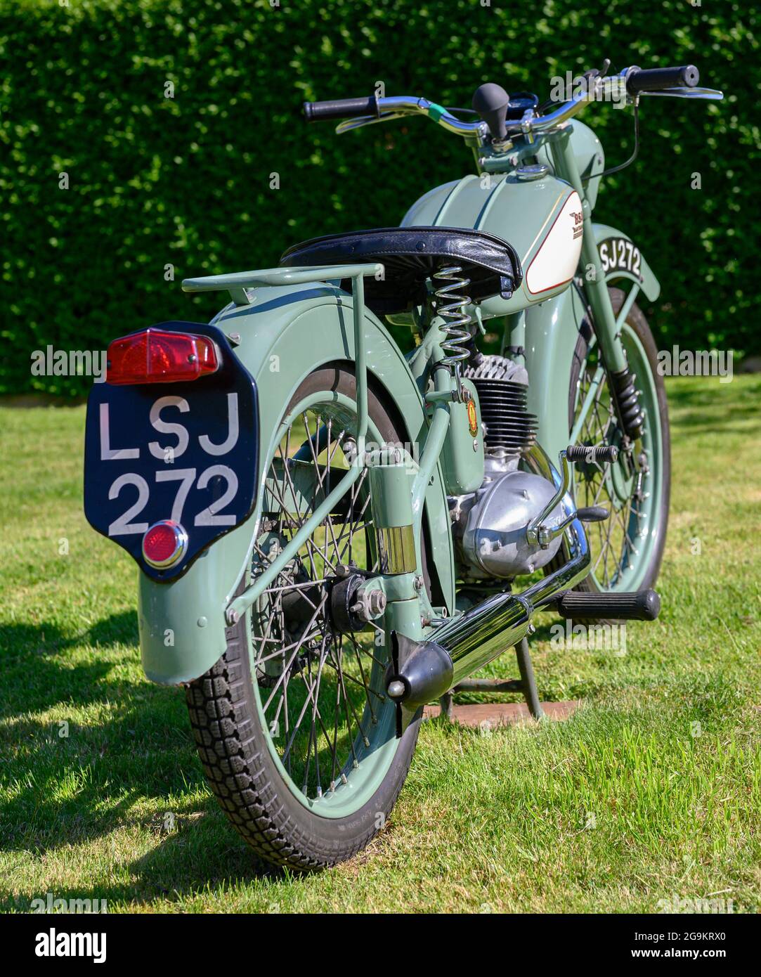 Das 1955 D1 125cc BSA Bantam Motorrad in original Mist Green Farbe, ein beliebtes Vintage-Motorrad, das vollständig restauriert wurde Stockfoto