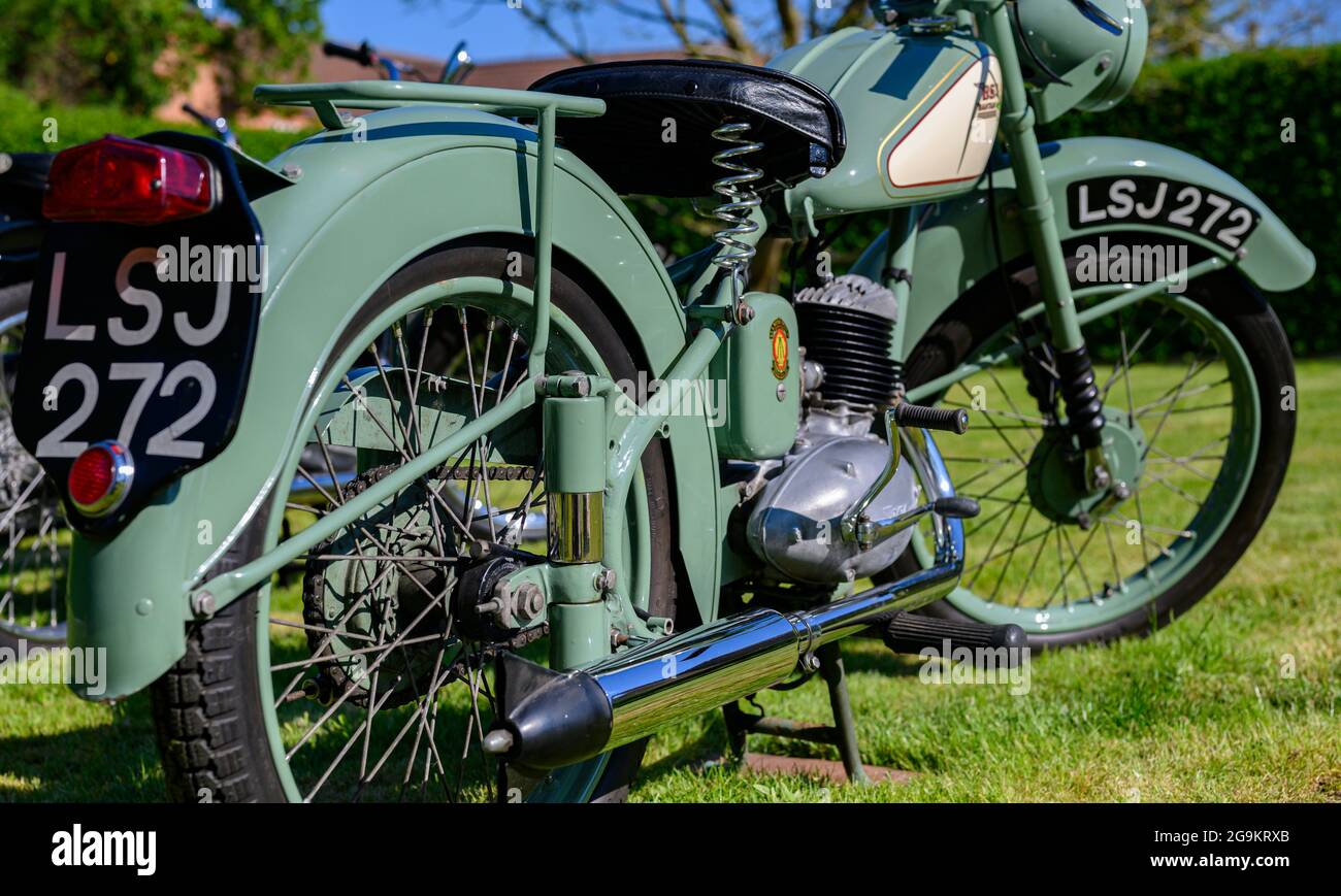 Das 1955 D1 125cc BSA Bantam Motorrad in original Mist Green Farbe, ein beliebtes Vintage-Motorrad, das vollständig restauriert wurde Stockfoto