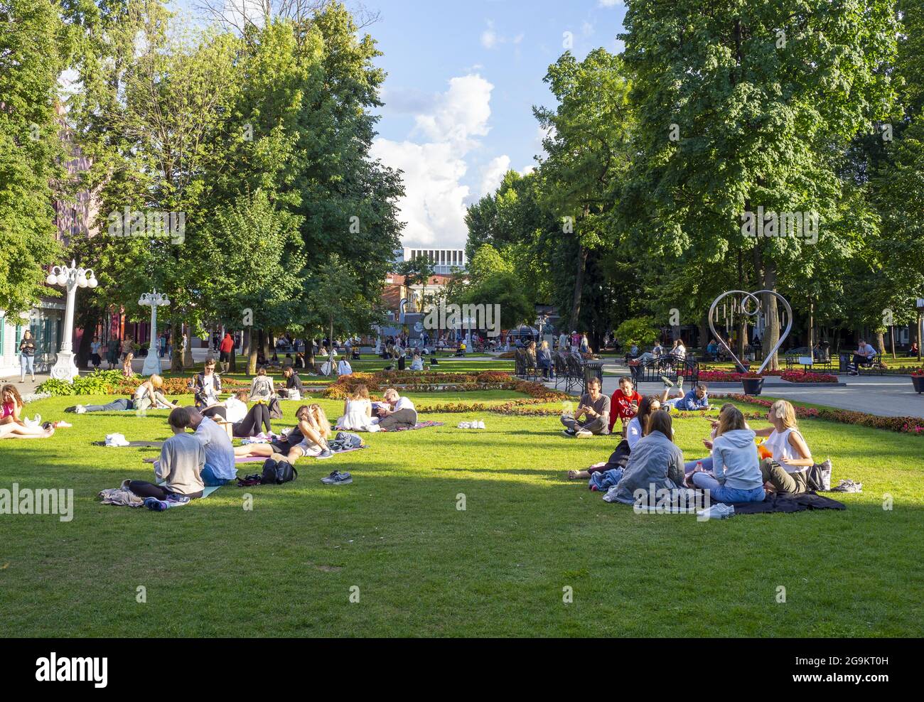 MOSKAU - JUL 24: An einem warmen, sonnigen Tag, dem 24. Juli, ruhen sich die Menschen im Hermitage-Garten oder im Hermitage-Park in Moskau aus. 2021 in Russland. Stockfoto