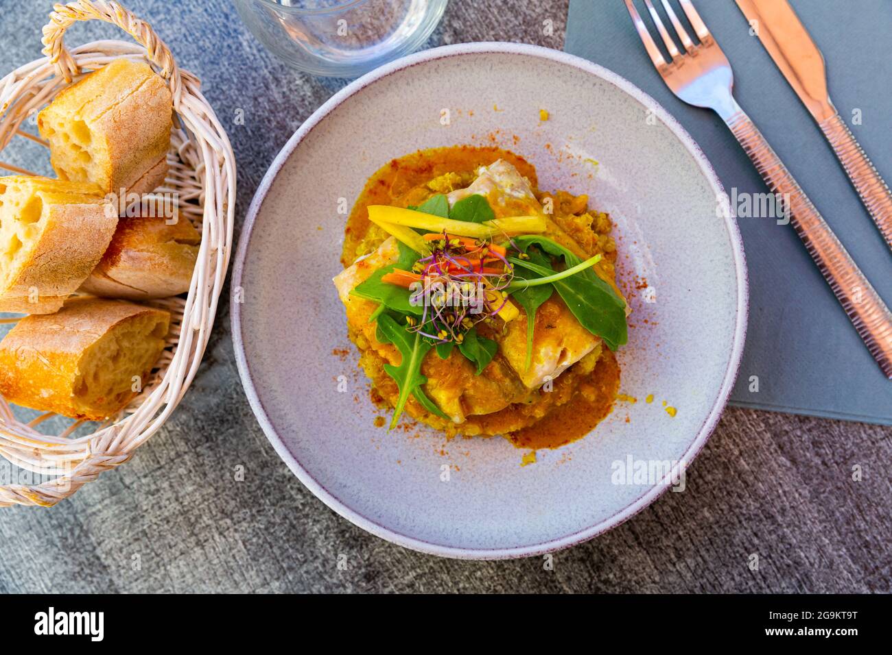 Kabeljau gebacken mit einem warmen und mit Quinoa und Grüngemüse Stockfoto