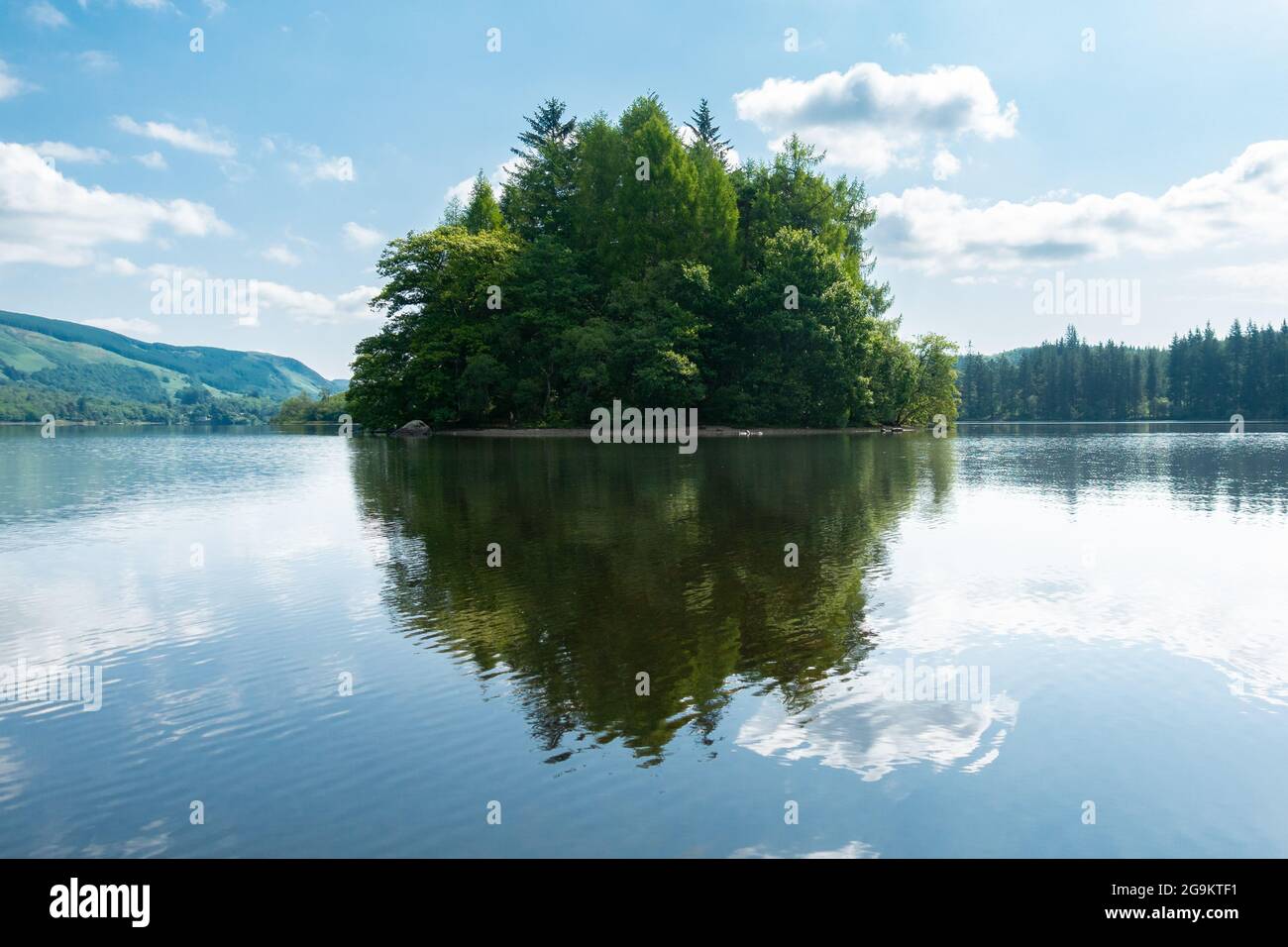 Die Insel Eilean Gorm in Loch ARD, Trossachs, Schottland, Großbritannien Stockfoto