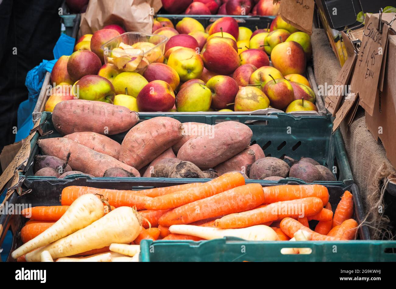 Frische Produkte werden auf dem Broadway Market, einem Straßenmarkt in Hackney, East London, ausgestellt Stockfoto