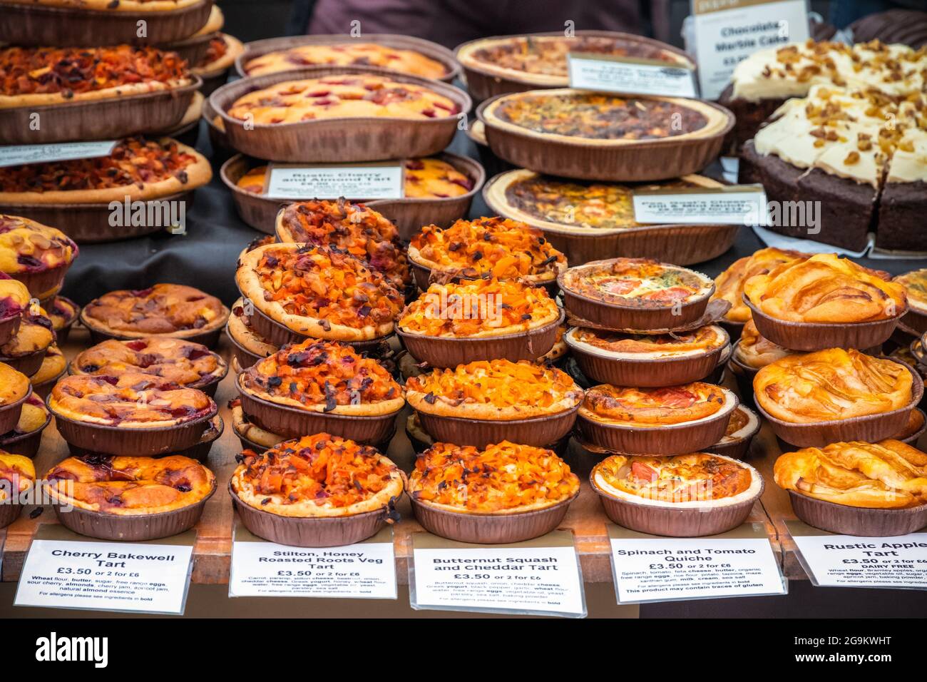 Auswahl an Tarts auf dem Broadway Market, einem Straßenmarkt in Hackney, East London Stockfoto