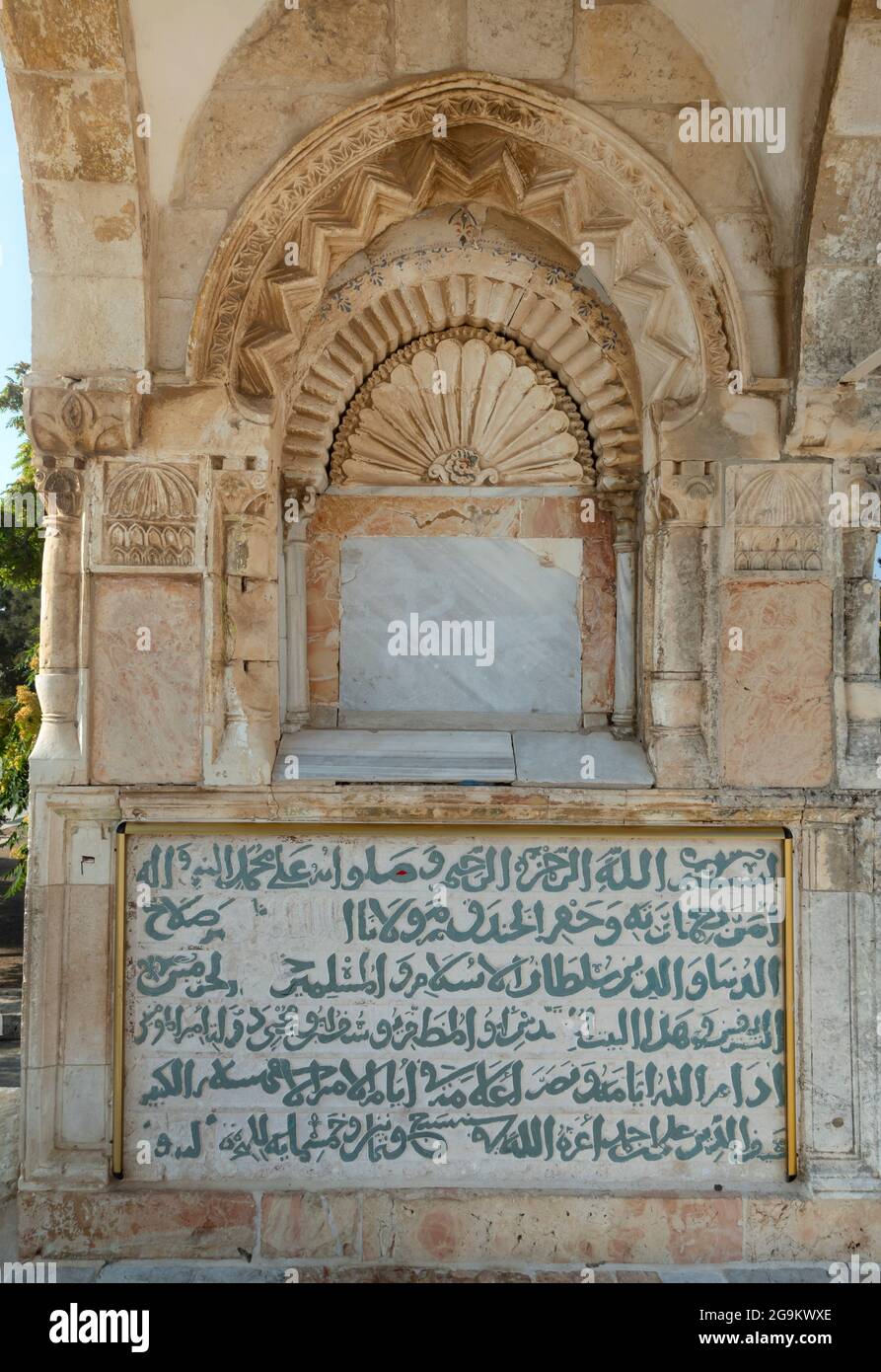 Steinschnitzereien und eine mit Marmor verkleidete blinde Nische zusammen mit Ayyubid Inschrift Plakette in Arabisch schmückt die Nordwand der südlichen Wand des freistehenden Kuppelbaukuppel Dome von Yusuf, Salah al-DIN (Qubbat Yusuf) ursprünglich von Saladin im späten 12. Jahrhundert gebaut, Das Hotel befindet sich auf der Plattform des Felsendoms im Tempelberg, der den Muslimen als Haram esh-Sharif in der Altstadt von Ostjerusalem, Israel, bekannt ist Stockfoto Steinschnitzereien und eine mit Marmor verkleidete blinde Nische zusammen mit Ayyubid Inschrift Plakette in Arabisch schmückt die Nordwand der südlichen Wand des freistehenden Kuppelbaukuppel Dome von Yusuf, Salah al-DIN (Qubbat Yusuf) ursprünglich von Saladin im späten 12. Jahrhundert gebaut, Das Hotel befindet sich auf der Plattform des Felsendoms im Tempelberg, der den Muslimen als Haram esh-Sharif in der Altstadt von Ostjerusalem, Israel, bekannt ist Stockfoto