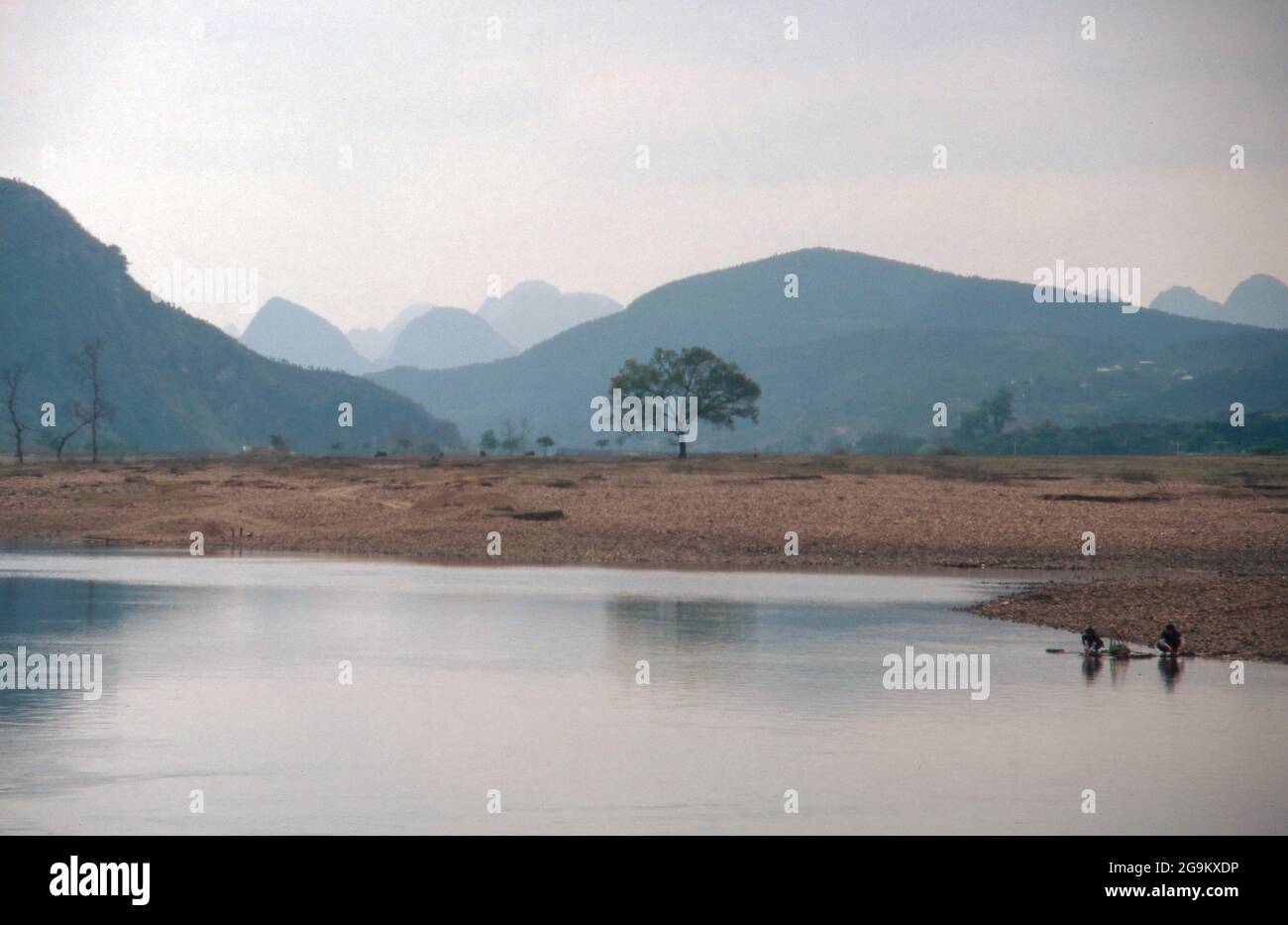 Berge am Li Jiang Fluss nahe der Stadt Guilin, China 1998. Berge am Ufer des Flusses Li Jiang in der Nähe der Stadt Guilin, China 1998. Stockfoto