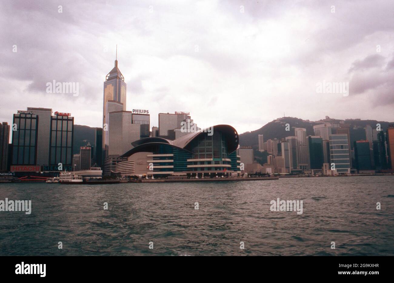 Hong Kong Convention and Exhibition Centre mit Hochhaus 'Central Plaza' im Hintergrund, China 1998. Stockfoto