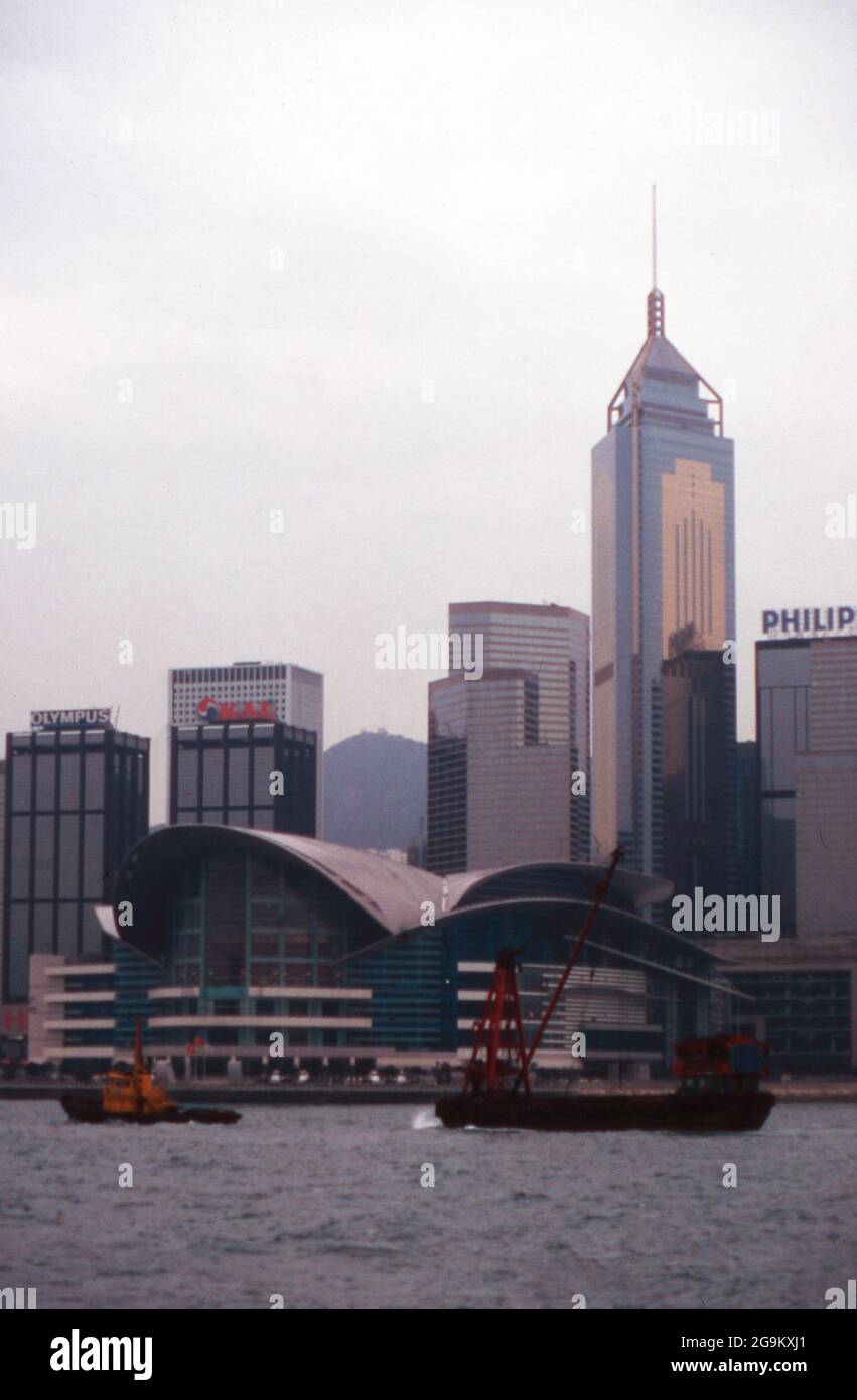 Hong Kong Convention and Exhibition Centre mit Hochhaus 'Central Plaza' im Hintergrund, China 1998. Stockfoto
