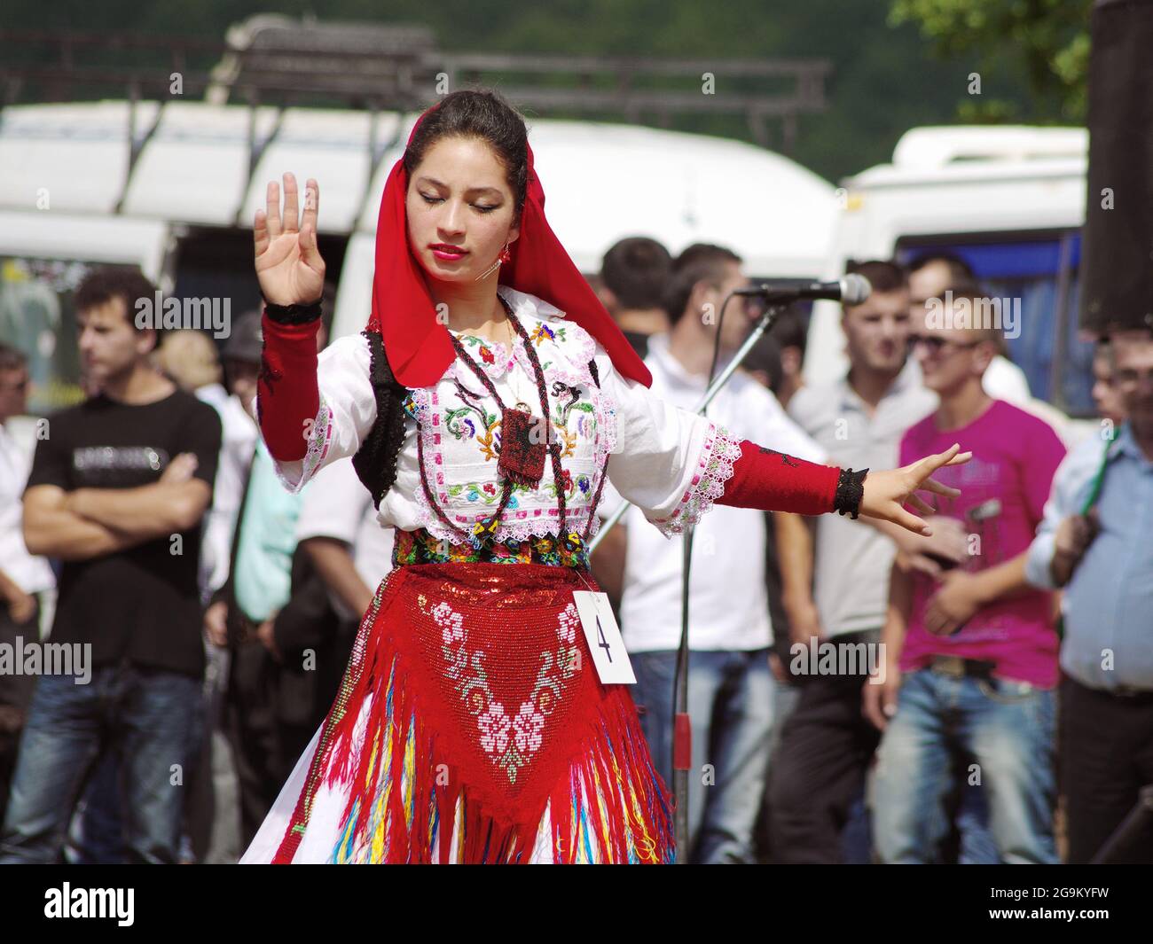 LEPUSHE, ALBANIEN - AUGUST 11: Eine Konkurrentin von 'Miss Mountain' spielt in einem traditionellen Tanz und trägt ein traditionelles albanisches Kleid. Aufnahme Stockfoto