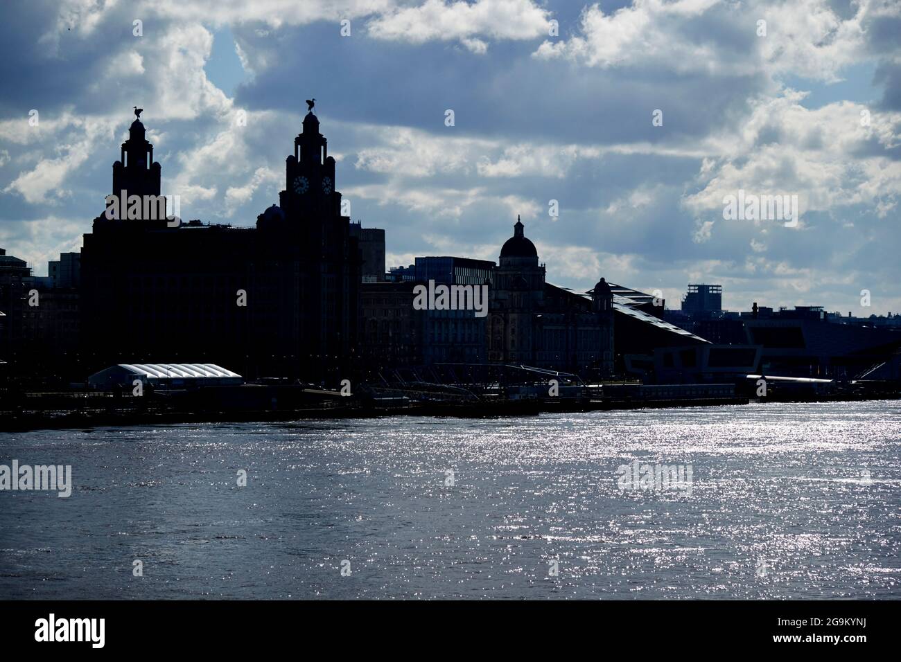 Silhouette des historischen Hafengebiets von liverpool einschließlich Liver Building liverpool england großbritannien Stockfoto