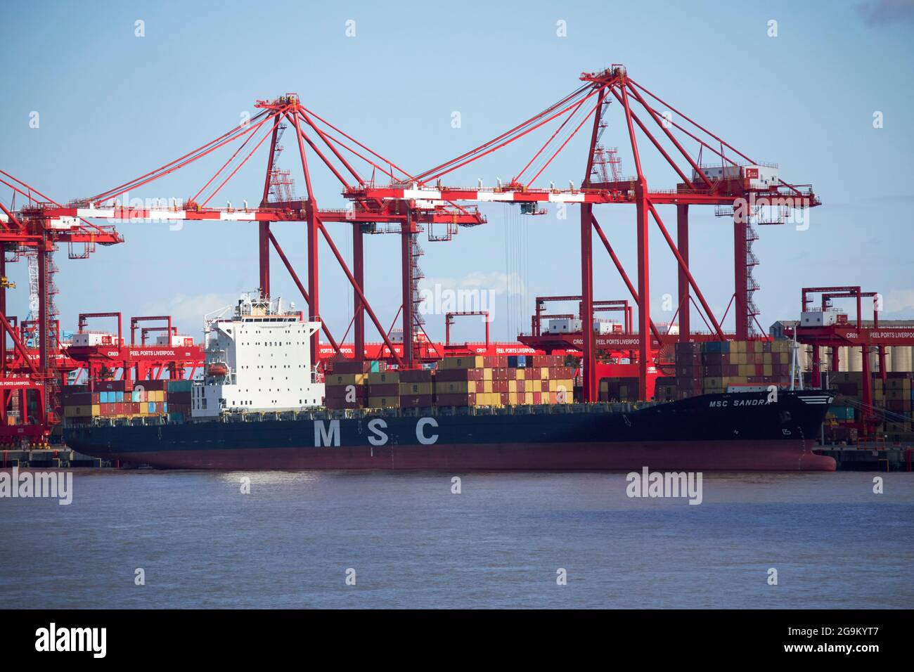 Krane am liverpool 2 Containerterminal freeport Beladung Entladen msc sandra Containerschiff liverpool england uk Stockfoto