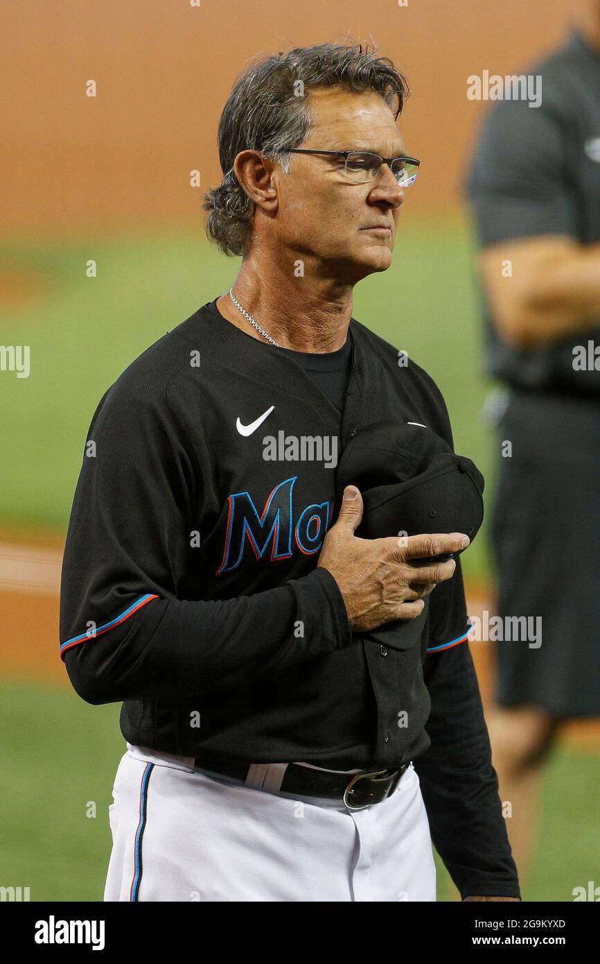 Don Mattingly, Manager von Miami Marlins, steht für die Nationalhymne während eines MLB-Spiels in der regulären Saison gegen die San Diego Padres, Samstag, 24. Juli, Stockfoto