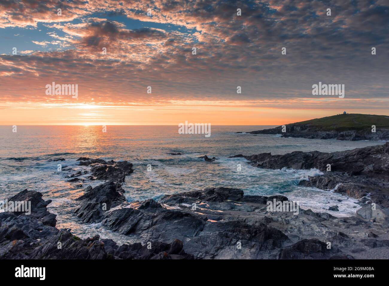 Ein wunderschöner, farbenfroher Sonnenuntergang über der Fistral Bay an der Küste von Newquay in Cornwall. Stockfoto