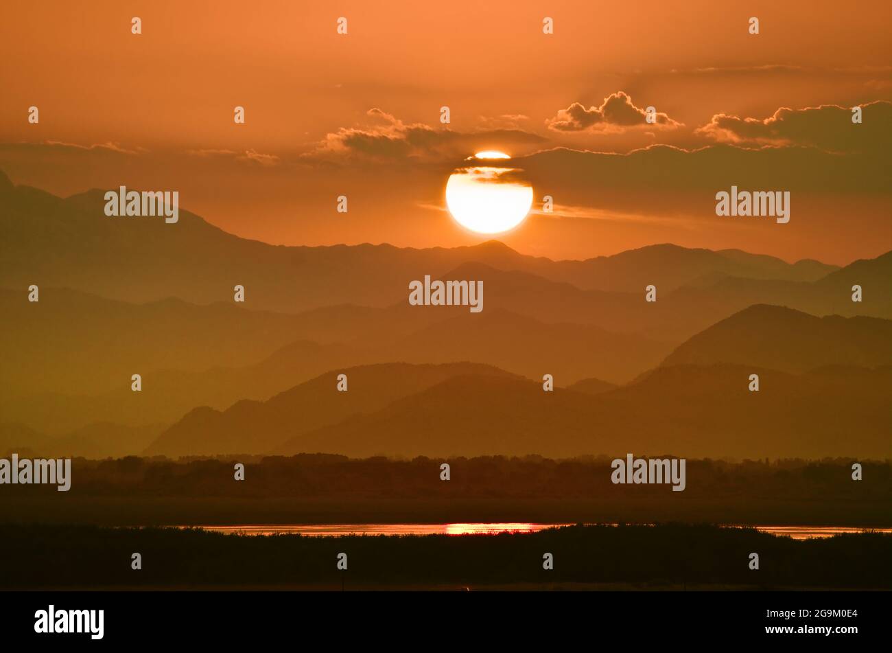 Roter Sonnenuntergang auf der Bergkette rund um den Skadarsee, Albanien Stockfoto