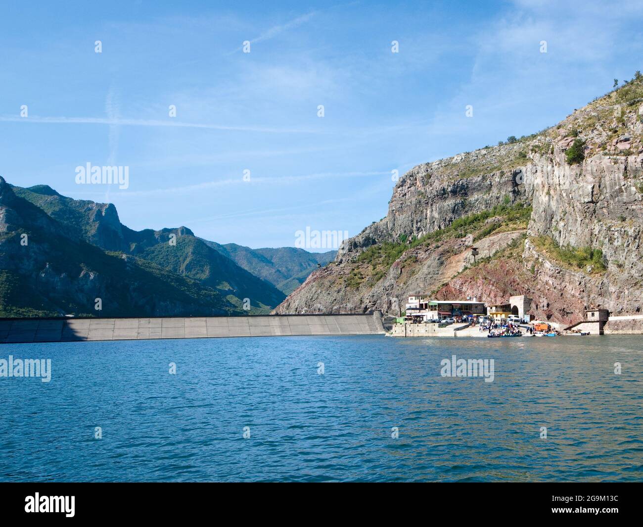 Damm am Komani-See, Albanien Stockfoto