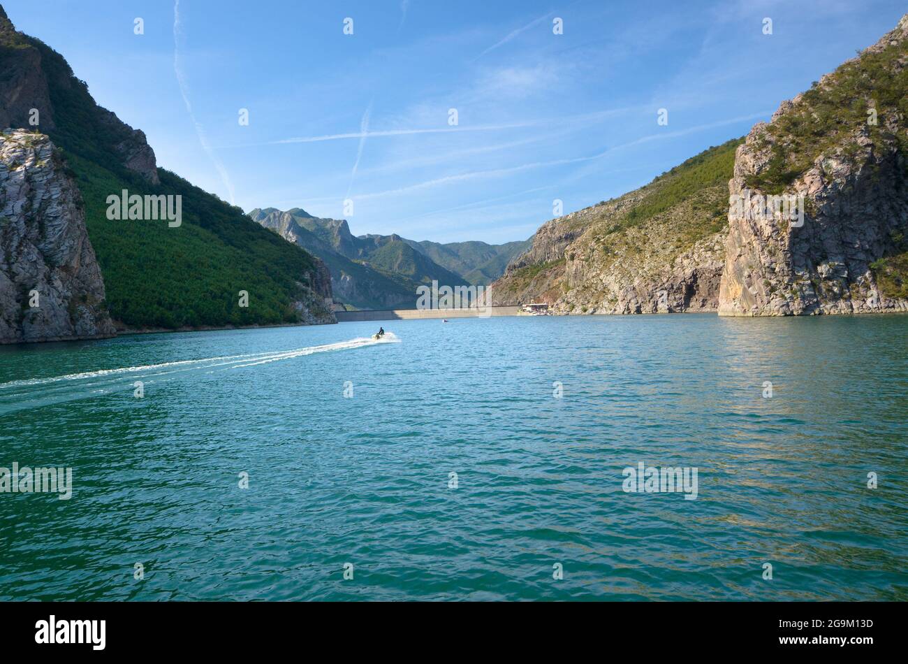 wake eines Motorbootes in der Nähe des Staudamms des Koman-Sees, Albanien Stockfoto