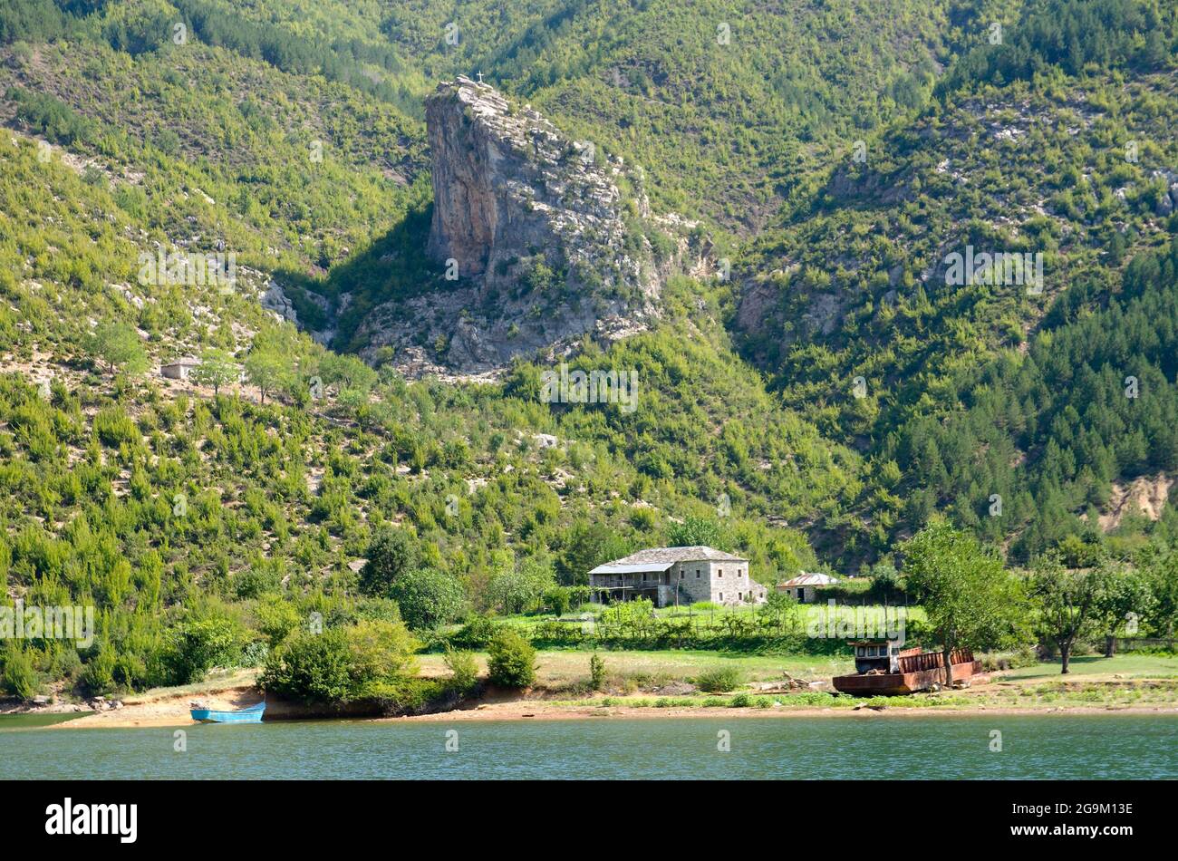 Farm entlang der Küste des Sees Koman-Fierze, Albanien Stockfoto