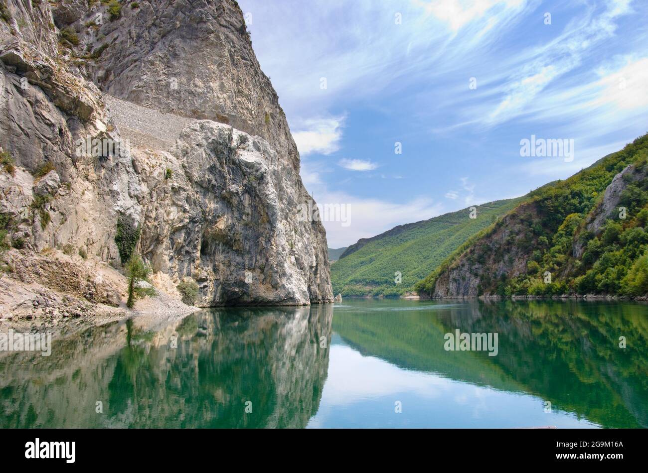 Steile Klippen am See Koman-Fierza, Albanien Stockfoto