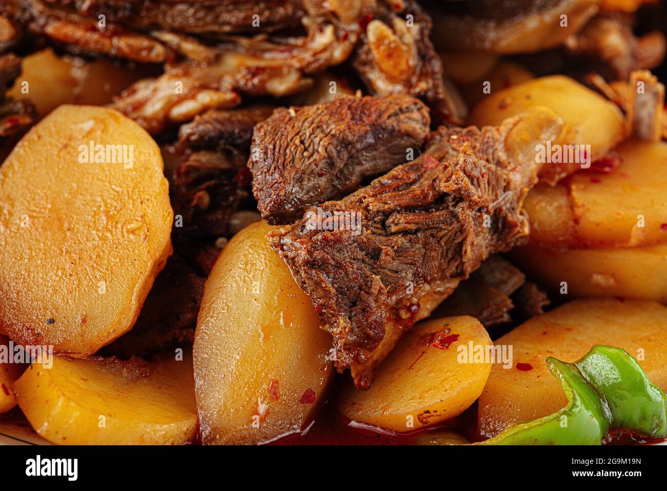 Usbekisches Gericht kazan Kabob mit Lamm und Kartoffeln Stockfoto