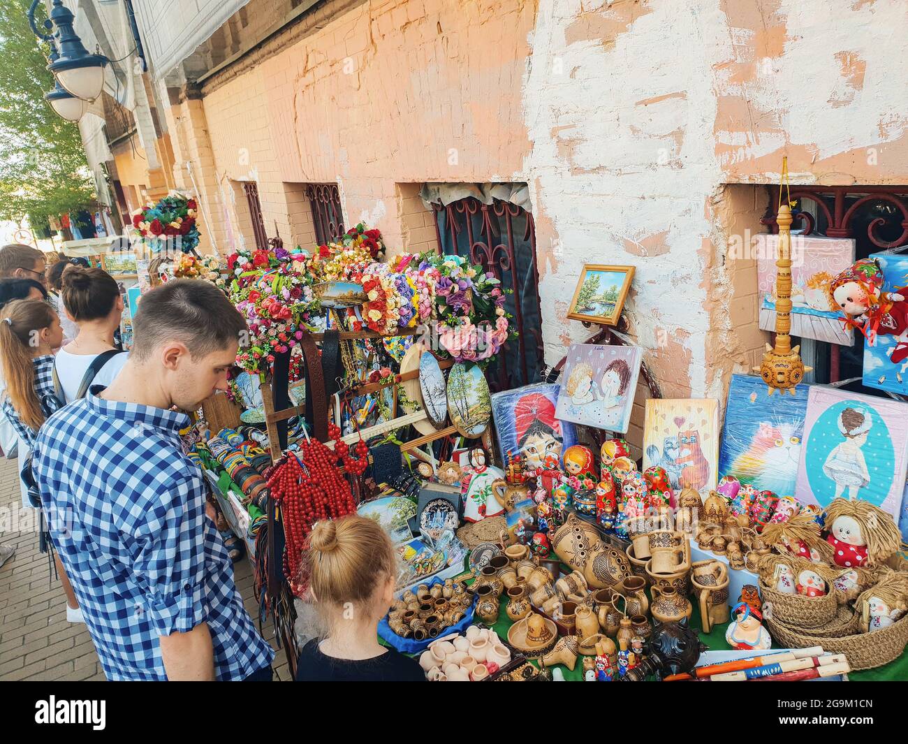 Kiew, Ukraine-29. April 2018: Menschen, die sich Souvenirs auf der Theke bei Andrew's Descent in Kiew, Ukraine, angeschaut haben. Stockfoto