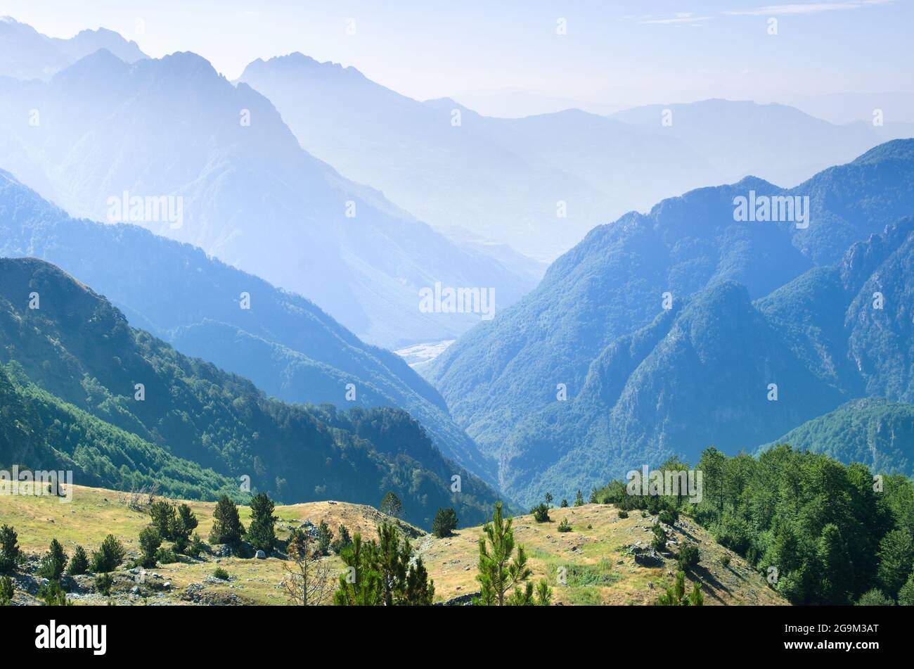 Berge und Tal von Qafe Thore auf der Straße nach Theth Valley Stockfoto