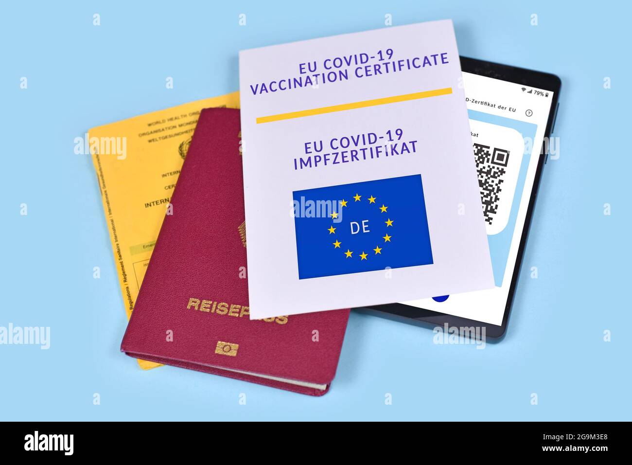 EU-Impfpass COVID-19 auf Papier und digital auf Mobiltelefon und Impfpass Stockfoto