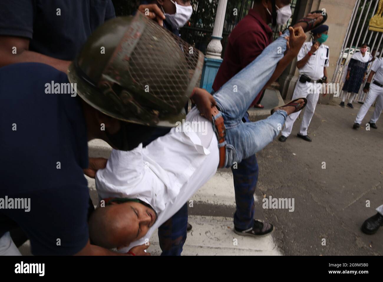 Kalkutta, Indien. Juli 2021. Die Polizei verhaftete Kongressmitarbeiter während des Protestes gegen das Pegasus-Projekt vor dem Gouverneurshaus in Kalkutta. (Foto von Dipa Chakraborty/Pacific Press/Sipa USA) Quelle: SIPA USA/Alamy Live News Stockfoto