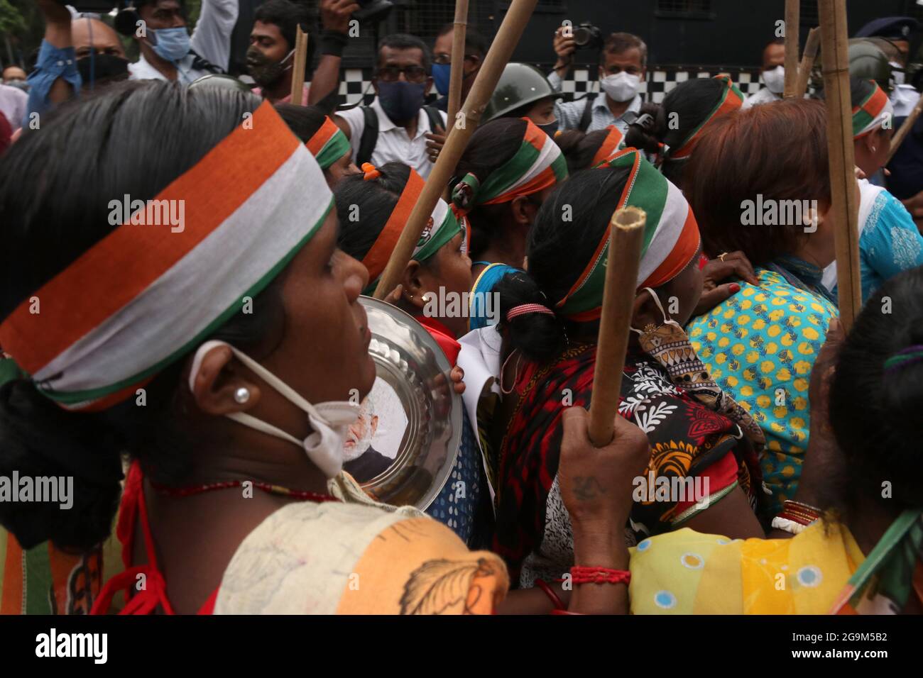 Kalkutta, Indien. Juli 2021. Die politische Partei der indischen Opposition Kongressaktivisten rufen während des Protestes gegen das Pegasus-Projekt vor dem Gouverneurshaus in Kalkutta einen Slogan aus. (Foto von Dipa Chakraborty/Pacific Press/Sipa USA) Quelle: SIPA USA/Alamy Live News Stockfoto