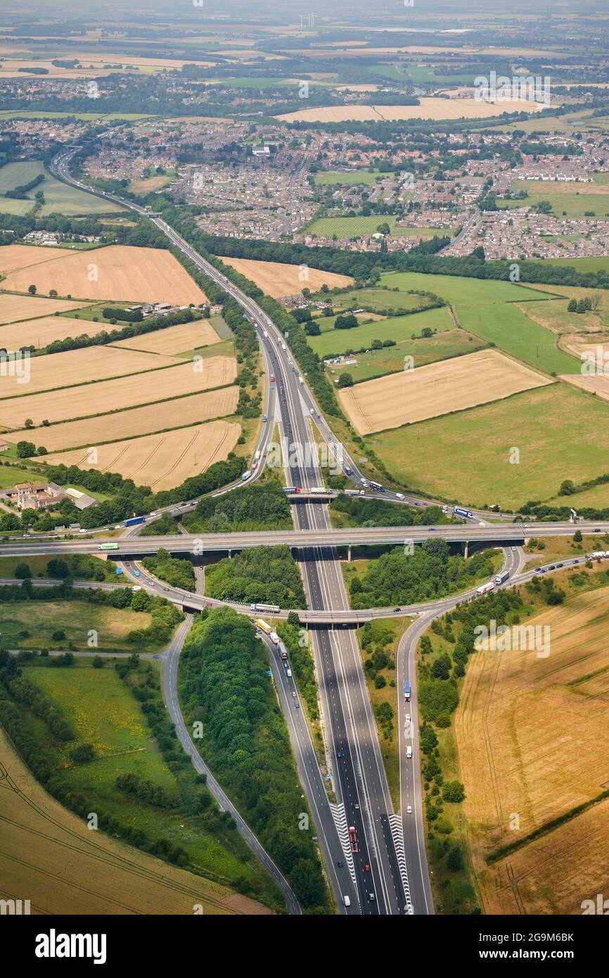 Eine Luftaufnahme der Kreuzung A1/M18, einem berüchtigten lokalen Engpass, Doncaster, South Yorkshire, Nordengland, Großbritannien Stockfoto