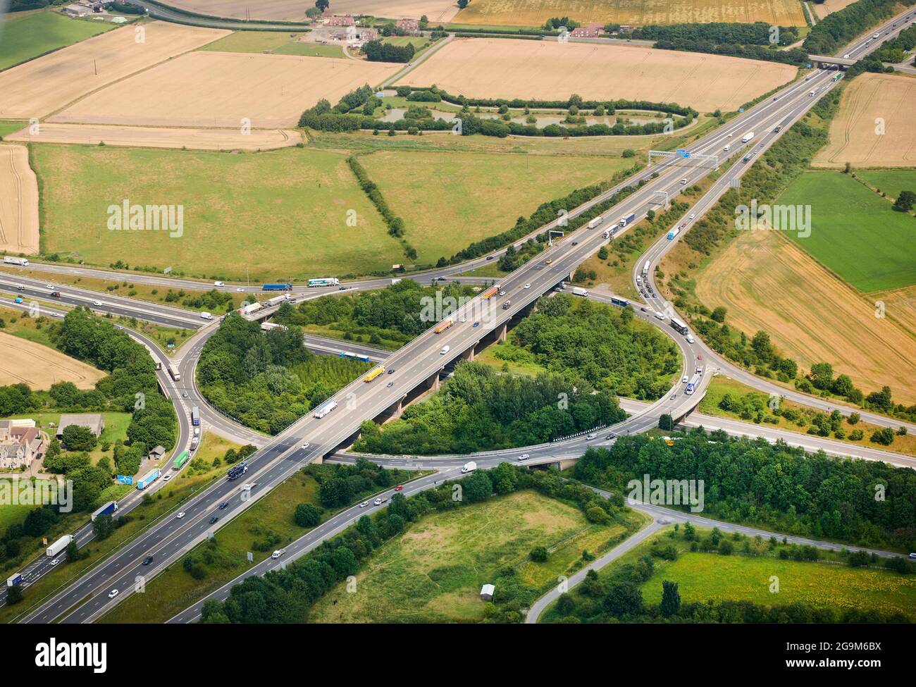 Eine Luftaufnahme der Kreuzung A1/M18, einem berüchtigten lokalen Engpass, Doncaster, South Yorkshire, Nordengland, Großbritannien Stockfoto