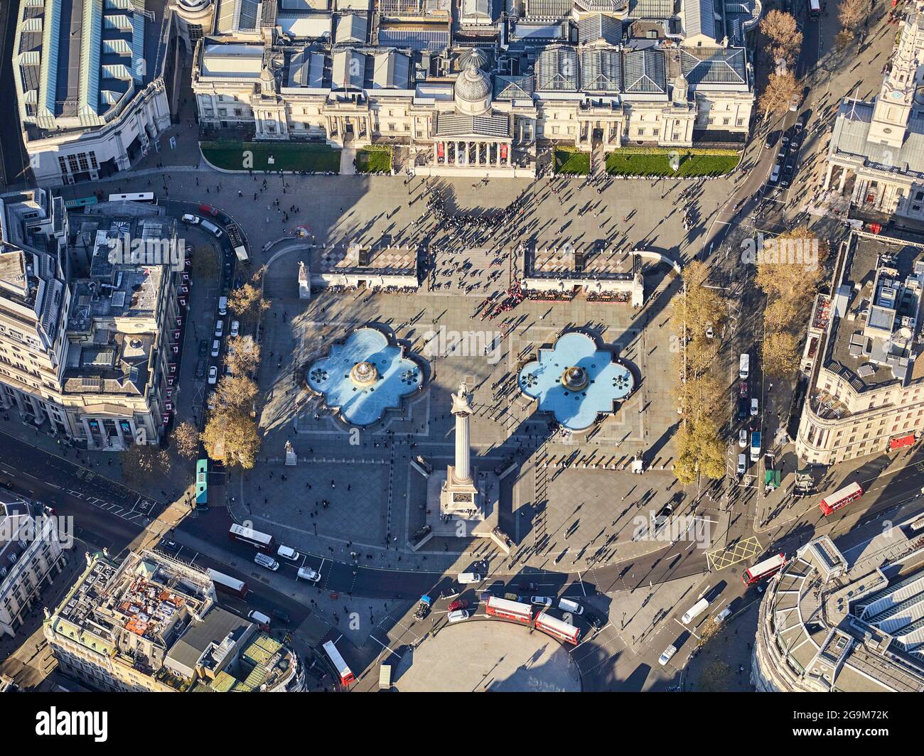 Eine Luftaufnahme des Trafalgar Square, voll mit Touristen, London, Großbritannien Stockfoto