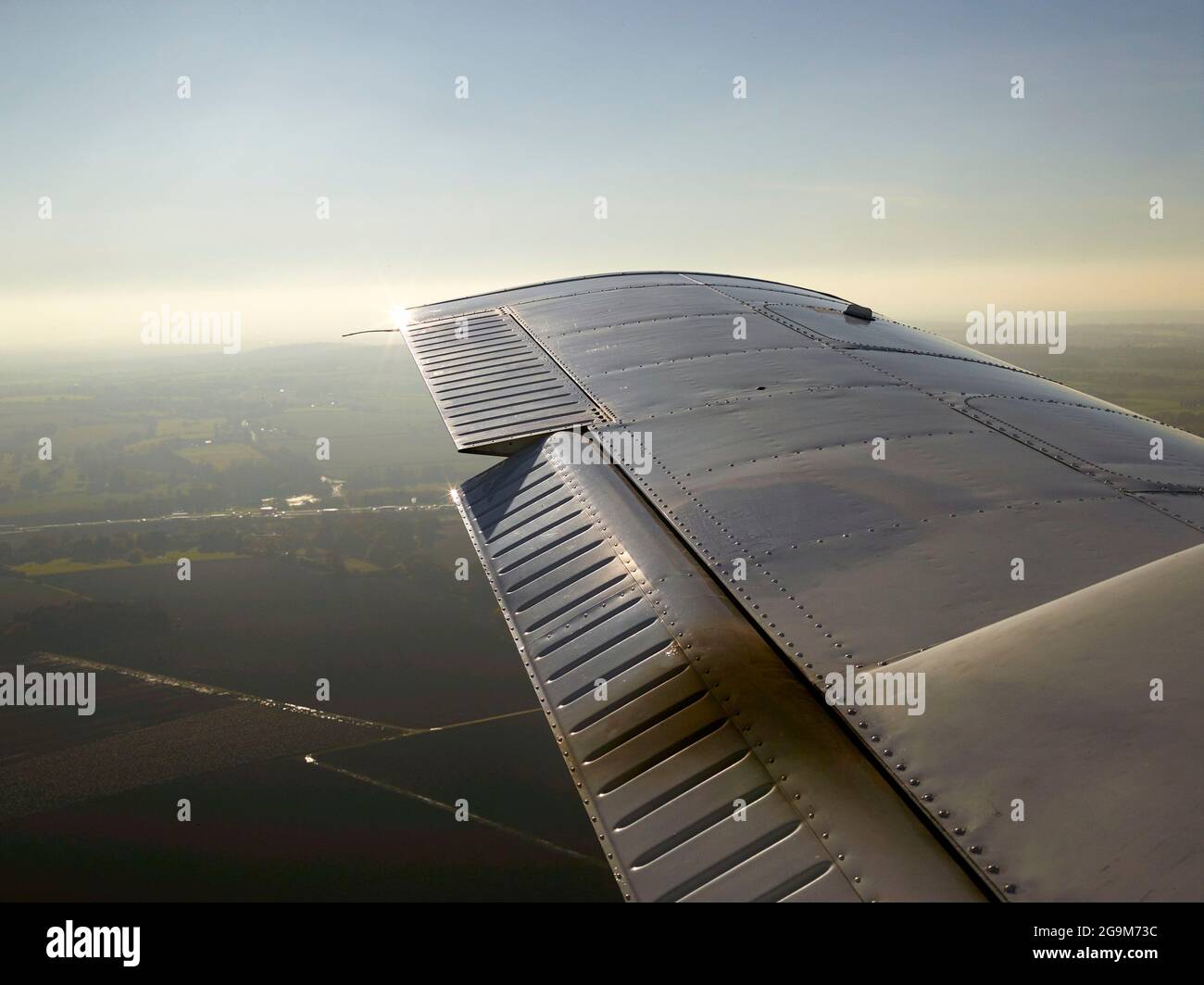 Licht, das von einem Flugzeugflügel reflektiert wird, Großbritannien Stockfoto