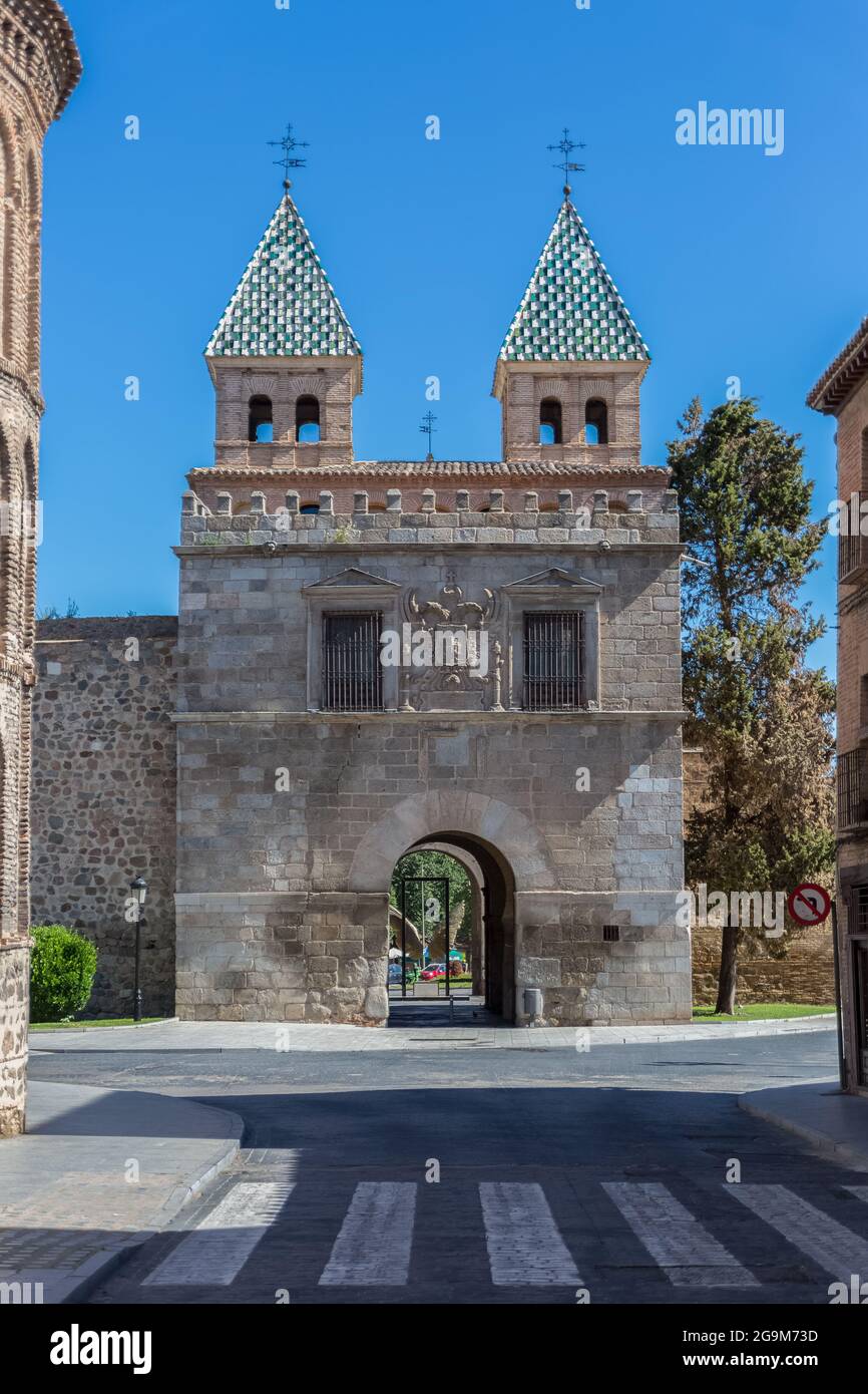 Toledo Spanien - 05 12 2021: Blick auf das alte Bisagra-Tor (puerta del Alfonso VI) ein monumentales mittelalterliches Haupttor auf der Festung von Toledo Stockfoto