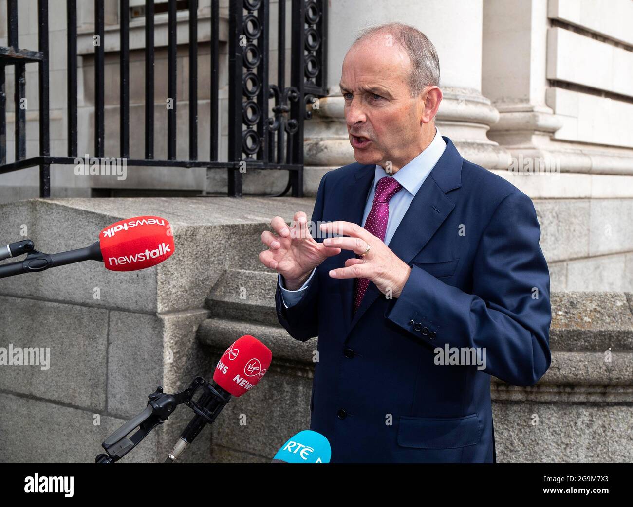 Taoiseach Micheal Martin spricht mit den Medien, als er zu einer Kabinettssitzung in den Regierungsgebäuden in Dublin eintrifft. Bilddatum: Dienstag, 27. Juli 2021. Stockfoto