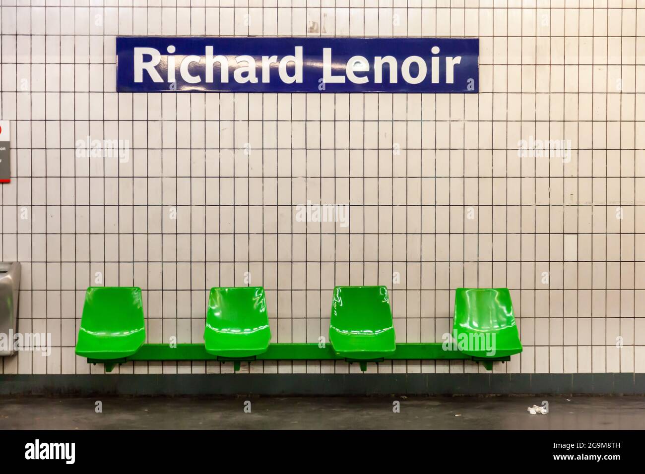 Vier grüne Sitze in der Pariser Metrostation Richard Lenoir Stockfoto