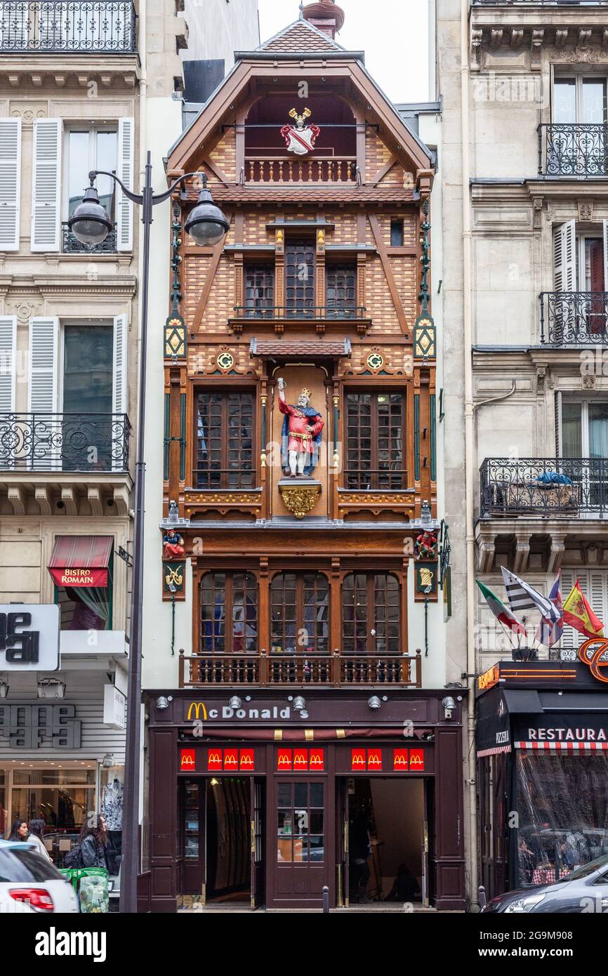 Im Bierkönig, einer ehemaligen Pariser Brasserie, rue Saint Lazare. Elsässische Fassade Stockfoto