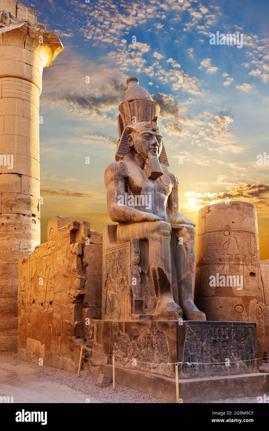 Statue des sitzenden Rameses II im Luxor Tempel, Ägypten Stockfoto