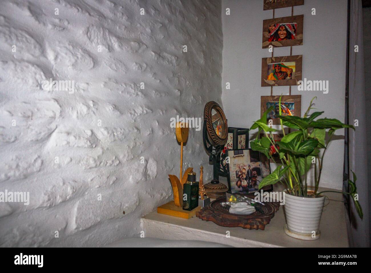 Wohnzimmer-Innenräume. Das Bild enthält die Innenräume mit einer weißen Steinmauer. Stockfoto