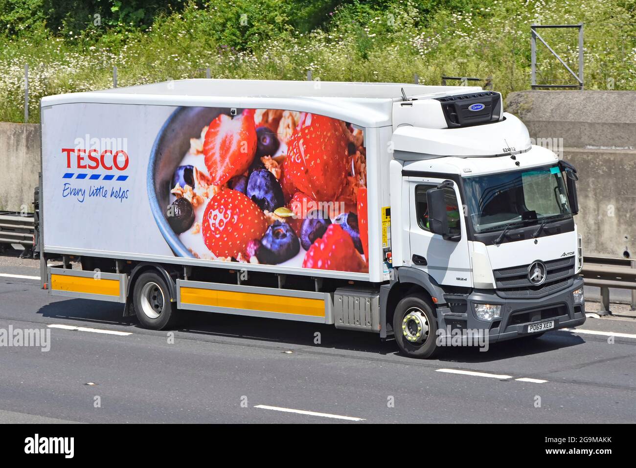 Das Lebensmittelversorgungsunternehmen Tesco verwendet Mercedes-Lastwagen mit kurzem Radstand für die Lieferung an kleinere Metro- und Express-Supermärkte auf der britischen Autobahn Stockfoto