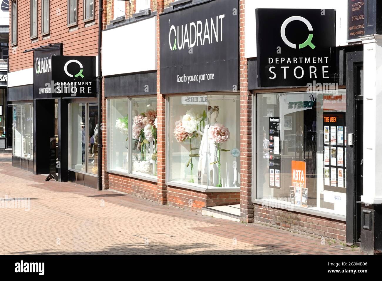 Schaufenster und Fenster des Quadrant Retail-Kaufhauses, Teil der Chelmsford Star Co-operative Society, einer unabhängigen Konsumgenossenschaft façade Großbritannien Stockfoto