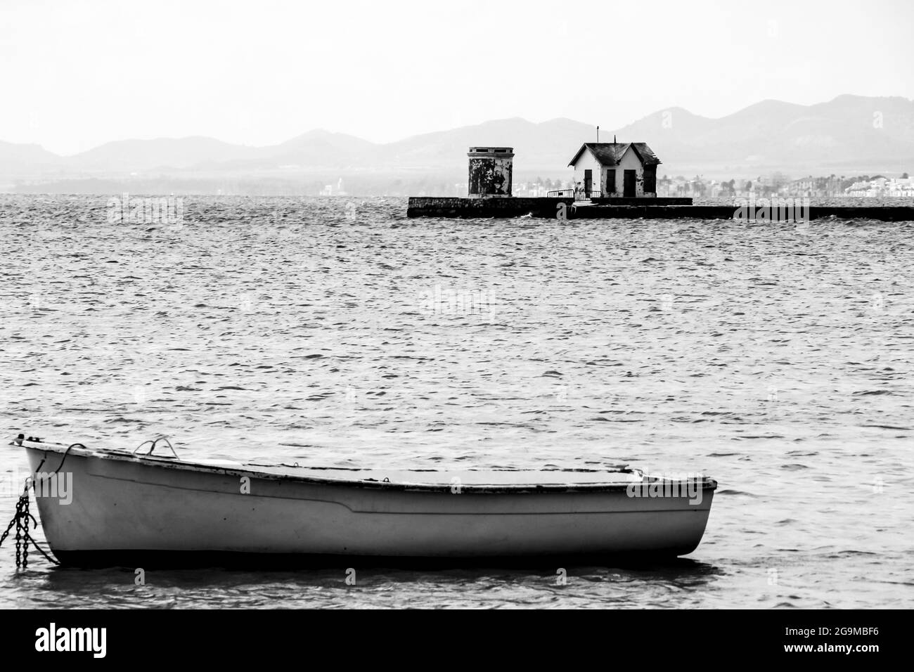 An einem sonnigen Sommertag vertäuten die Boote am Strand von La Concha im Dorf Los Alcazares (Gemeinde Murcia, Spanien) Stockfoto