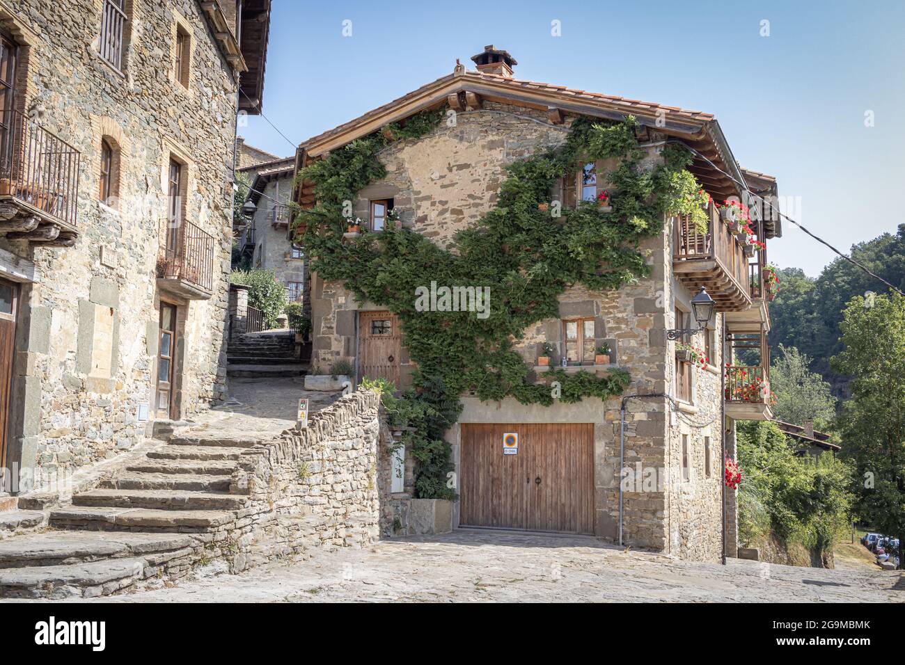 RUPPIT, SPANIEN-24. JULI 2021: Mittelalterliche Architekturstraße in Ruppit Village in Katalonien, Osona. Stockfoto