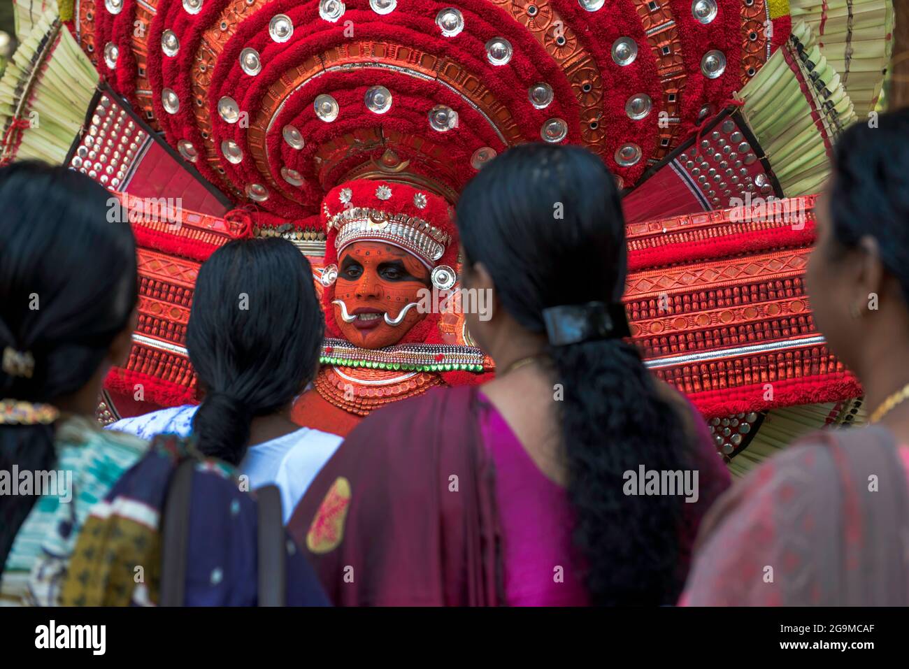 Theyyam (Teyyam, Theyam, Theyyattam) ist eine beliebte rituelle Form der Tanzanbetung in Kerala und Karnataka, Indien. Theyyam bestand aus mehreren Tausend-J Stockfoto