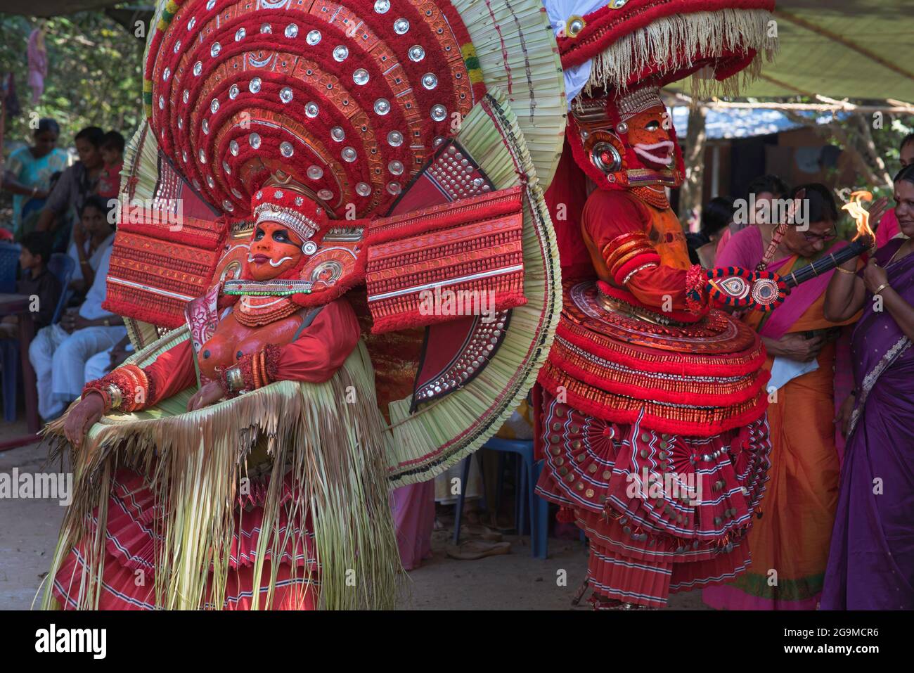 Theyyam (Teyyam, Theyam, Theyyattam) ist eine beliebte rituelle Form der Tanzanbetung in Kerala und Karnataka, Indien. Theyyam bestand aus mehreren Tausend-J Stockfoto