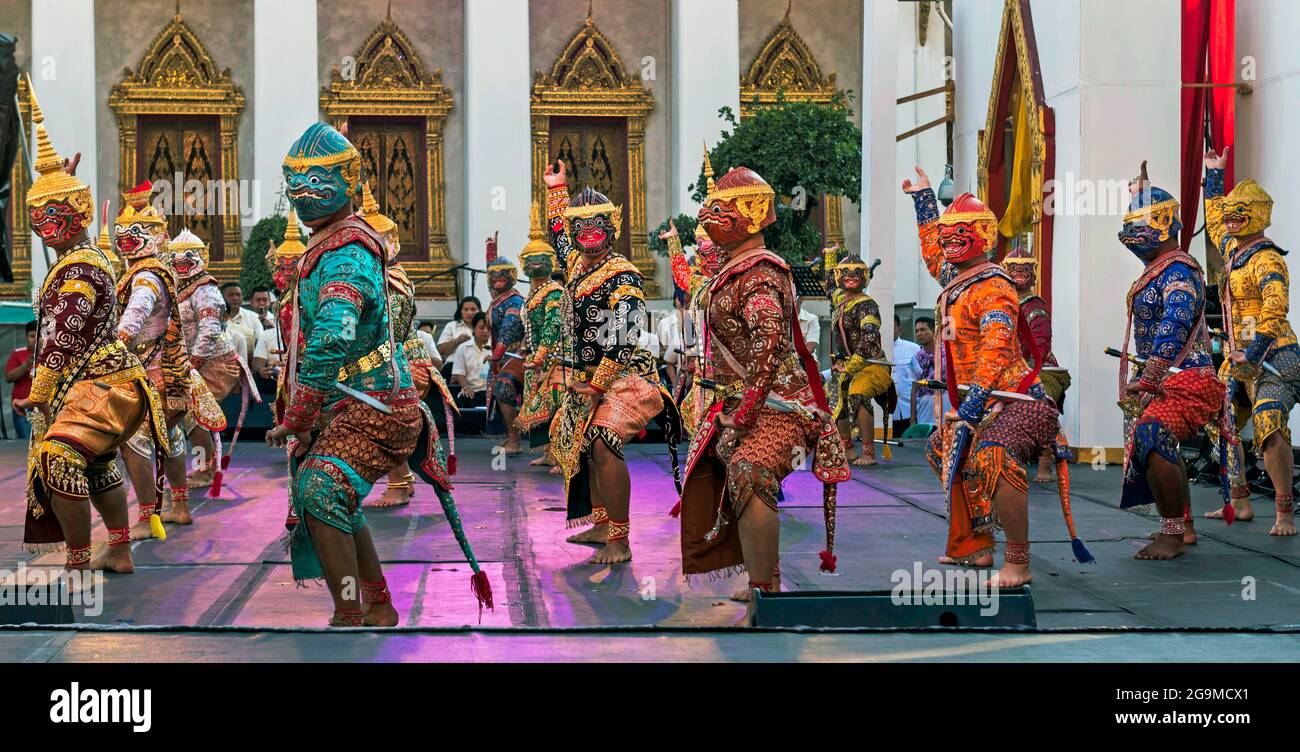 Khon - Maskentanz - Aufführung im Nationaltheater in Sanam Luang. Das Khon Masked Dance Drama in Thailand, ist eine darstellende Kunst, die m kombiniert Stockfoto