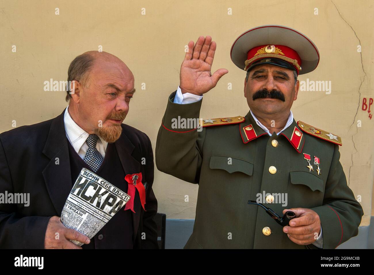 Schauspieler, die als Lenin (l) und Stalin verkleidet sind, verlassen sich auf Tipps, um ihren Lebensunterhalt im Zentrum Moskaus zu verdienen. Stockfoto