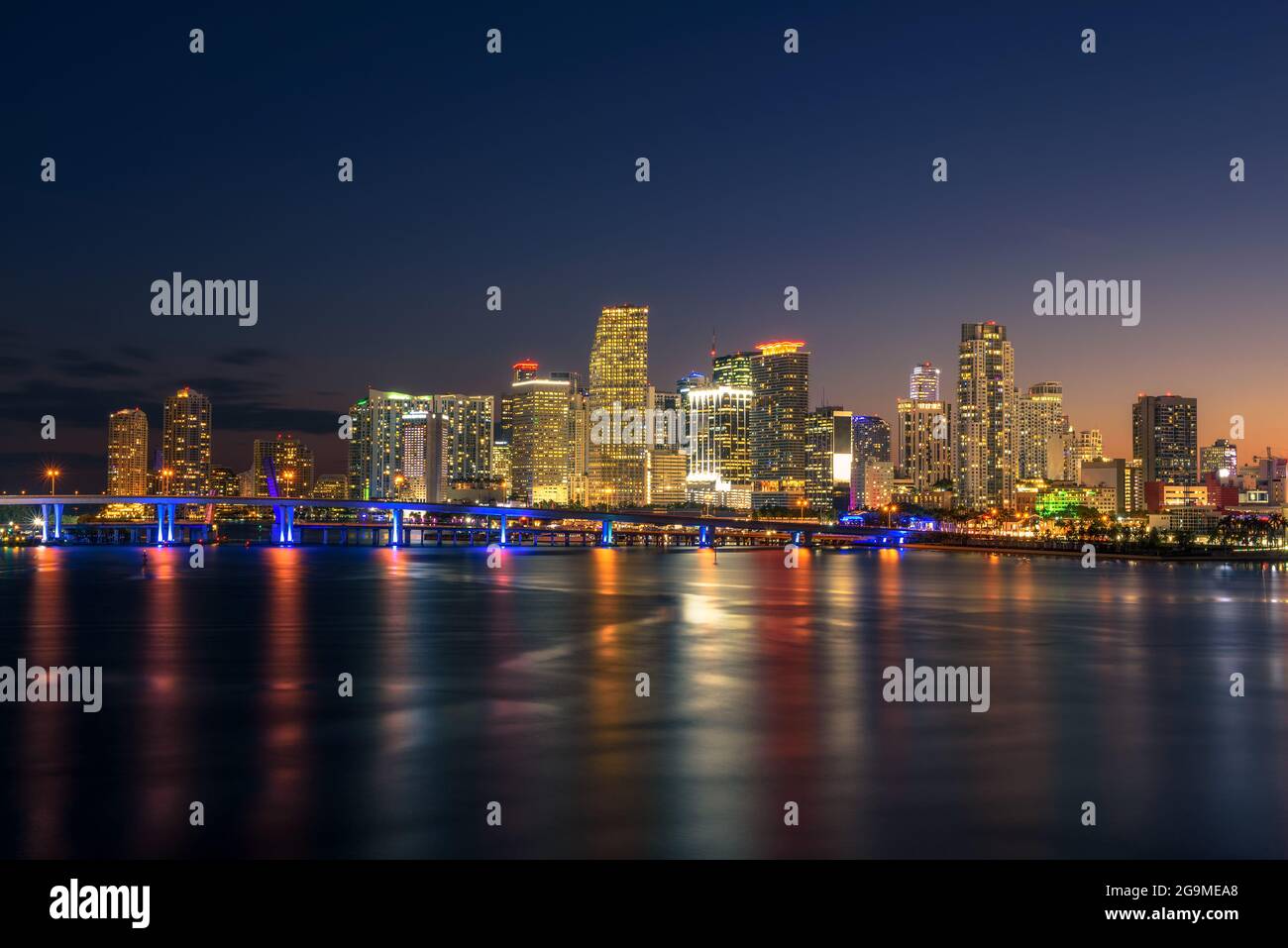 Downtown Miami Skyline und Biscayne Bay bei Nacht Stockfoto