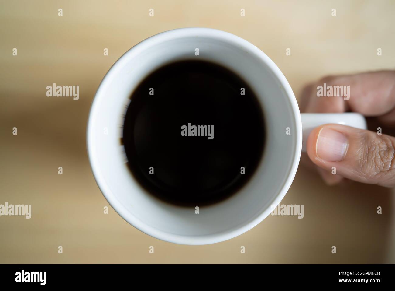 Schwarzer Kaffee in einer weißen Tasse, von oben aufgenommen Stockfoto