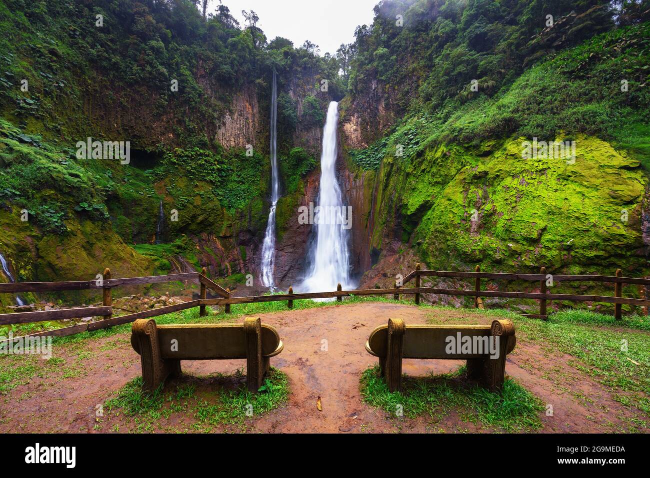 Leere Bänke am Wasserfall Catarata del Toro in Costa Rica Stockfoto